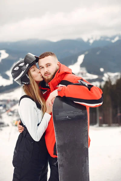 Pareja de snowboard en las montañas con el snowboard —  Fotos de Stock