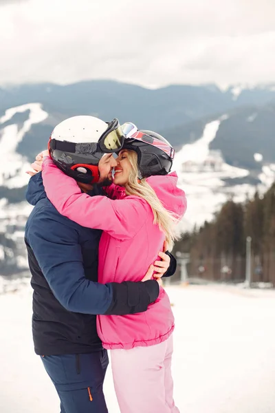 Couple neige hiver dans une montagne — Photo