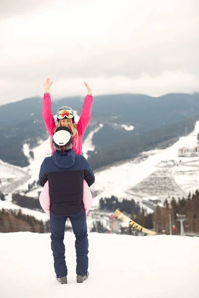 Couple neige hiver dans une montagne — Photo