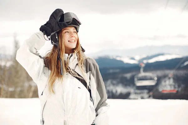 Menina snowboard nas montanhas com o snowboard — Fotografia de Stock
