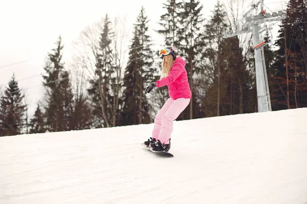 Dağlarda snowboard yapan bir kız. — Stok fotoğraf
