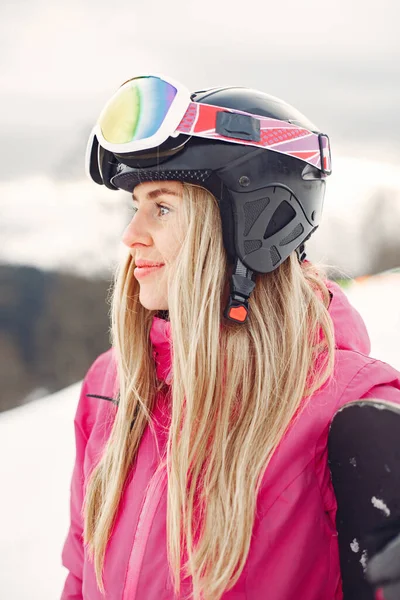 Dziewczyna snowboarding w górach z snowboardem — Zdjęcie stockowe