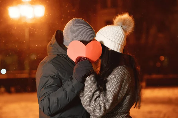 Giovane coppia all'aperto in strada di notte a Natale — Foto Stock