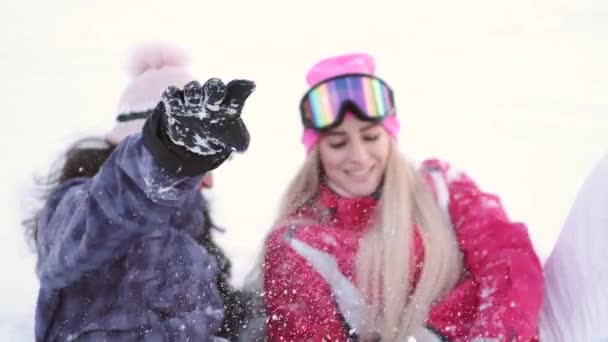 Dos hermosas mujeres jóvenes riendo en la estación de esquí — Vídeo de stock