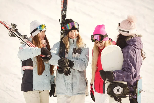 Groupe de filles passer du temps ensemble ski dans les montagnes — Photo