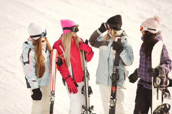 Группа девушек проводит время вместе катаясь на лыжах в горах — стоковое фото