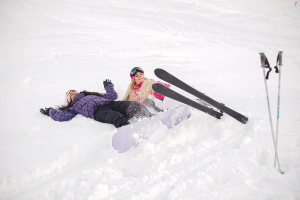 Mädchengruppe verbringt gemeinsame Zeit beim Skifahren in den Bergen — Stockfoto