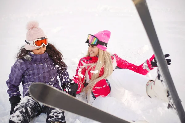 Group of girls spend time together skiing in mountains — Stock Photo, Image