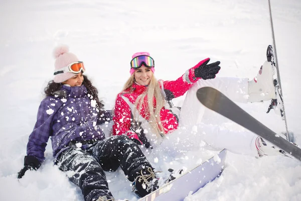 Mädchengruppe verbringt gemeinsame Zeit beim Skifahren in den Bergen — Stockfoto