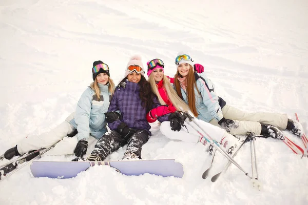 Grupa dziewcząt spędza razem czas na nartach w górach — Zdjęcie stockowe