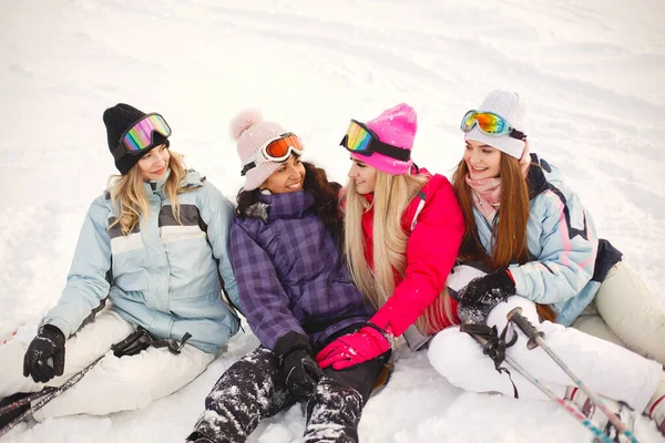 Группа девушек проводит время вместе катаясь на лыжах в горах — стоковое фото