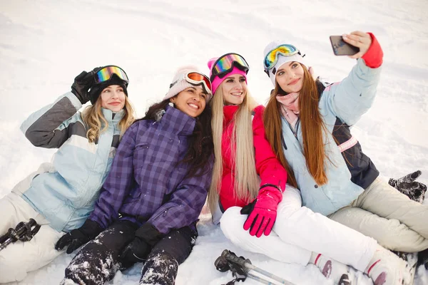 Группа девушек, делающих селфи в горах на лыжах — стоковое фото