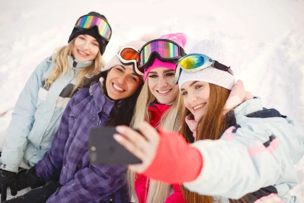 Groupe de filles prenant selfies dans les montagnes sur les skis — Photo