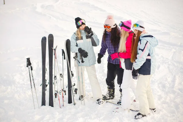 Flickor poserar mot bakgrund av berg i skidutrustning. — Stockfoto