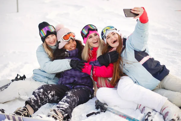 Groupe de filles prenant selfies dans les montagnes sur les skis — Photo