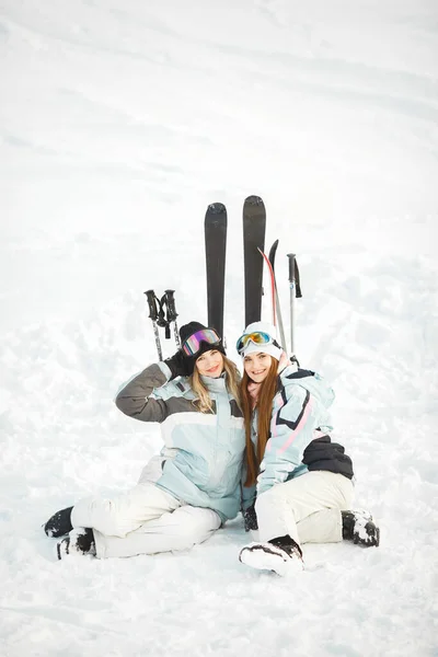 Les filles posant sur fond de montagnes en équipement de ski. — Photo