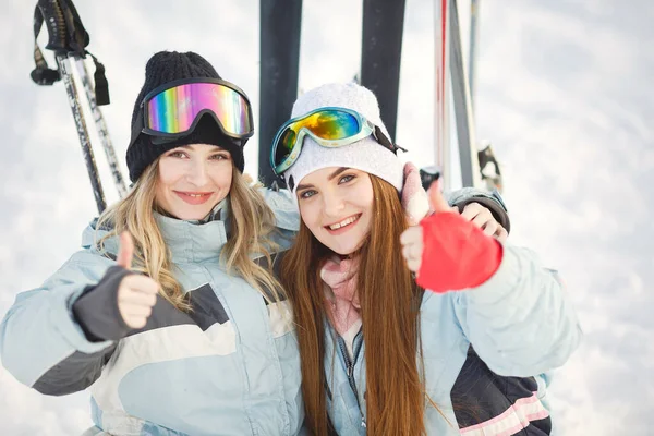 Девушки позируют на фоне гор в лыжной экипировке. — стоковое фото