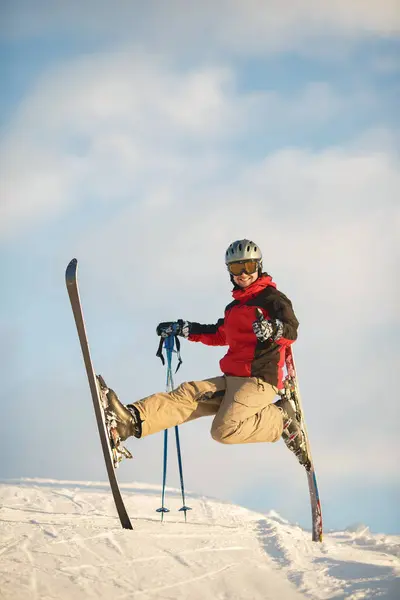 Хлопець на лижах у сонячну погоду і розважається. — стокове фото