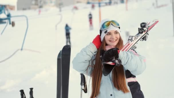 Hermosa joven europea en equipo en la estación de esquí — Vídeo de stock