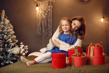 Anne ve küçük kızı evde.