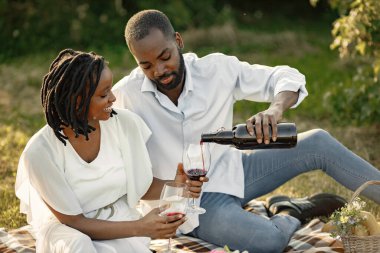 Afrika kökenli Amerikalı çift yaz pikniğinde