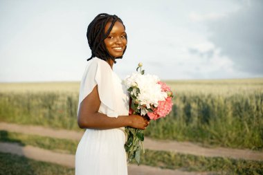 Çiçekli güzel siyah kadın portresi