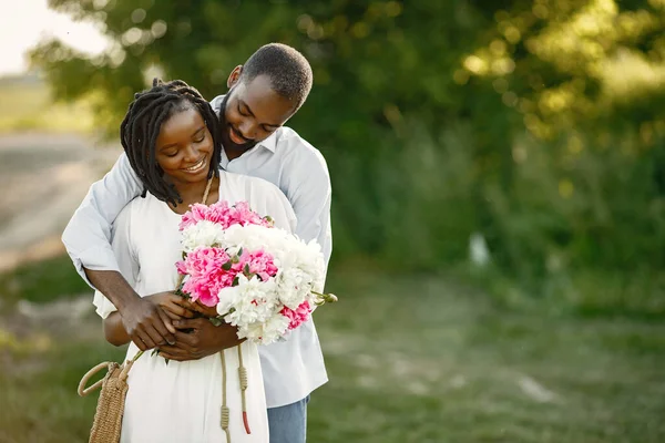 Zwart afrikaanse amerikaanse paar in landelijke omgeving — Stockfoto