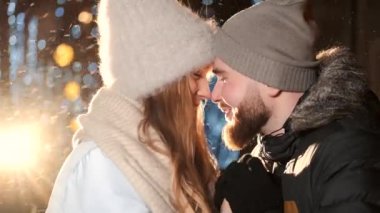 Çekici bir çift aşık, birlikte sarılma ve Noel zamanda adil kış birbirlerine bakarak şık çift giyen sıcak giysiler