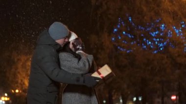 Genç romantik çift Noel 'den önce kışın dışarıda eğleniyor.