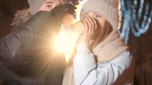 Jeune couple dans la ville pendant Noël boire du café chaud — Video