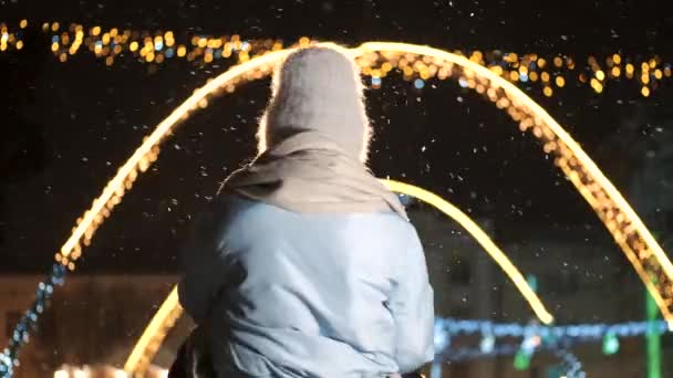 Un couple séduisant amoureux, un couple élégant portant des vêtements chauds câlinant ensemble et se regardant à la foire d'hiver à une période de Noël — Video