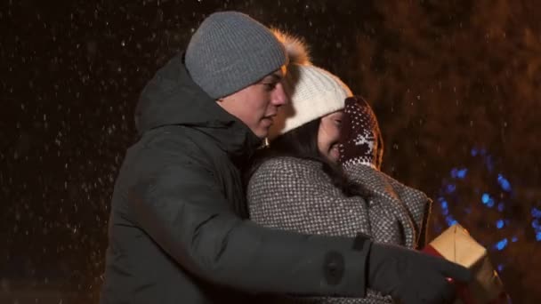 Junges romantisches Paar vergnügt sich im Winter vor Weihnachten draußen — Stockvideo