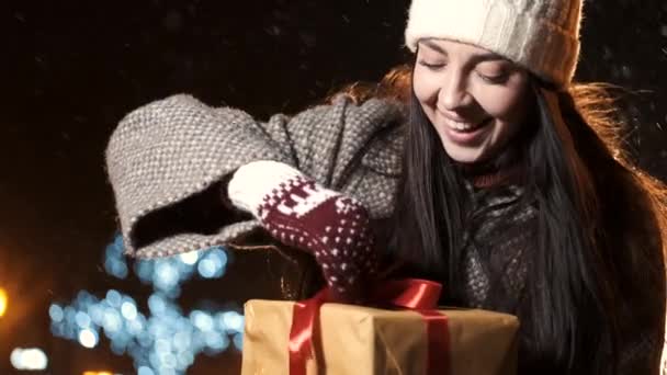 Belle jeune fille déballage sa boîte avec un cadeau de Noël — Video