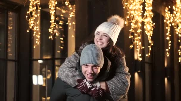 Молодая пара вместе на рождественские праздники весело провести время в городе — стоковое видео