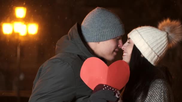 A szerelem jelét mutató férfi és női kezek közelsége — Stock videók
