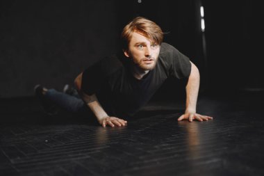 Uyuşturucu bağımlısı yerde acı içinde döşeme