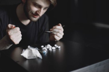 Karanlık odada enjeksiyon için ilaç hazırlamaya başla.