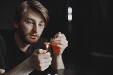 Karanlık odada enjeksiyon için ilaç hazırlamaya başla.