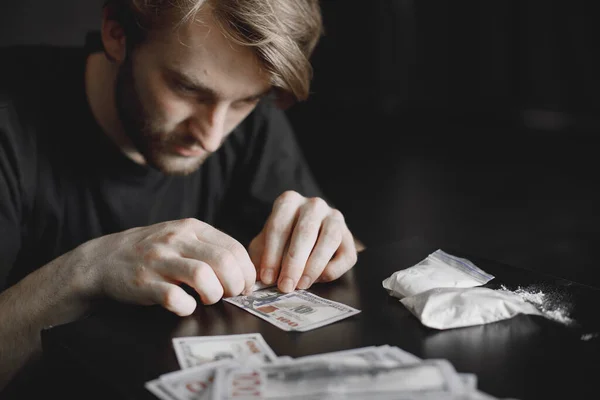 Молодой наркоман, принимающий кокаин с долларом — стоковое фото