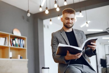 Adam ofiste çalışıyor.