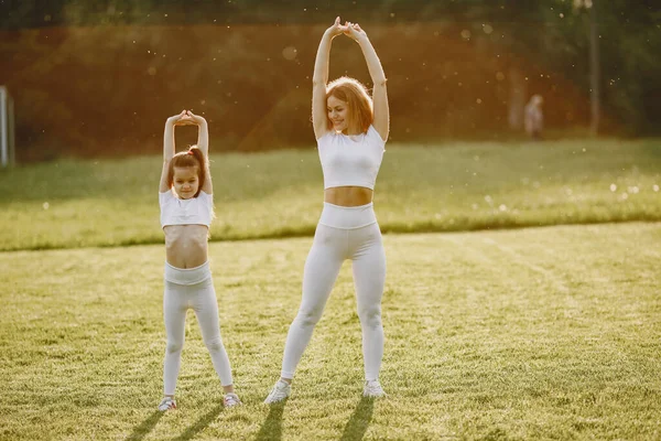 Famille sportive dans un parc d'été — Photo