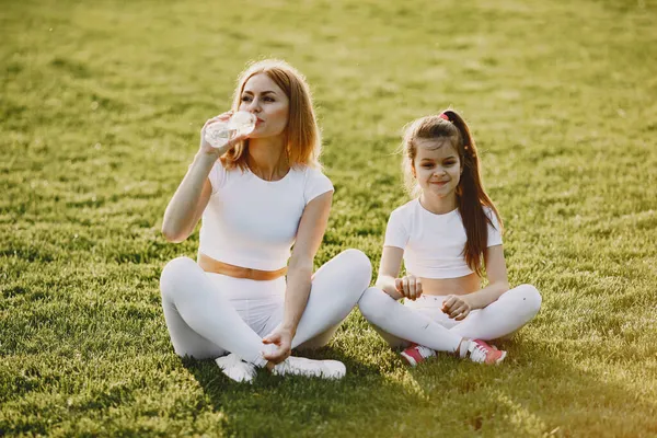 Famiglia sportiva in un parco estivo — Foto Stock