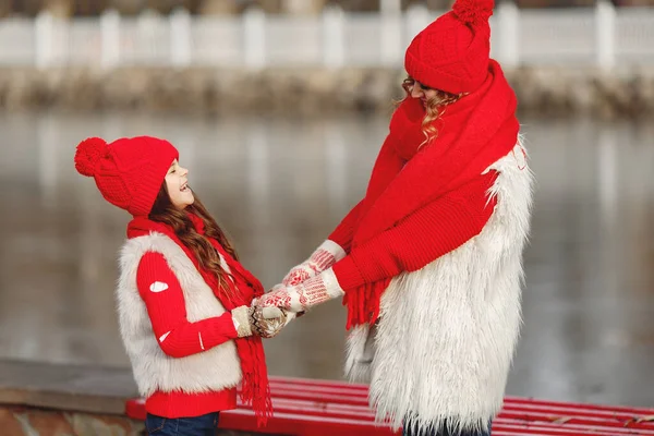 Mãe e criança em chapéus de inverno de malha jogar no parque de inverno — Fotografia de Stock