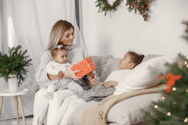 Evde iki küçük Afrikalı kızı olan beyaz bir anne.