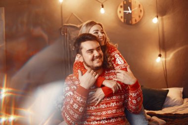 Evde yatakta oturan sevimli bir çift.