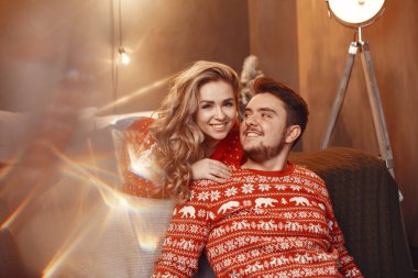 Evde yatakta oturan sevimli bir çift.