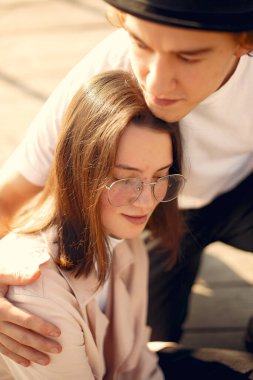 Güzel bir çift yaz parkında vakit geçirir.