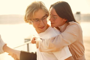 Güzel bir çift yaz parkında vakit geçirir.