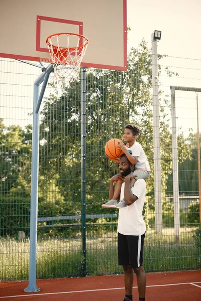 年轻的黑人父亲抱着他的多种族的小儿子 — 图库照片