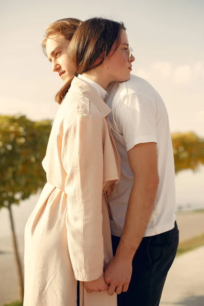 Hermosa pareja pasar tiempo en un bosque de verano — Foto de Stock